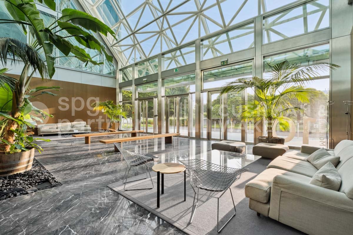 490m² office