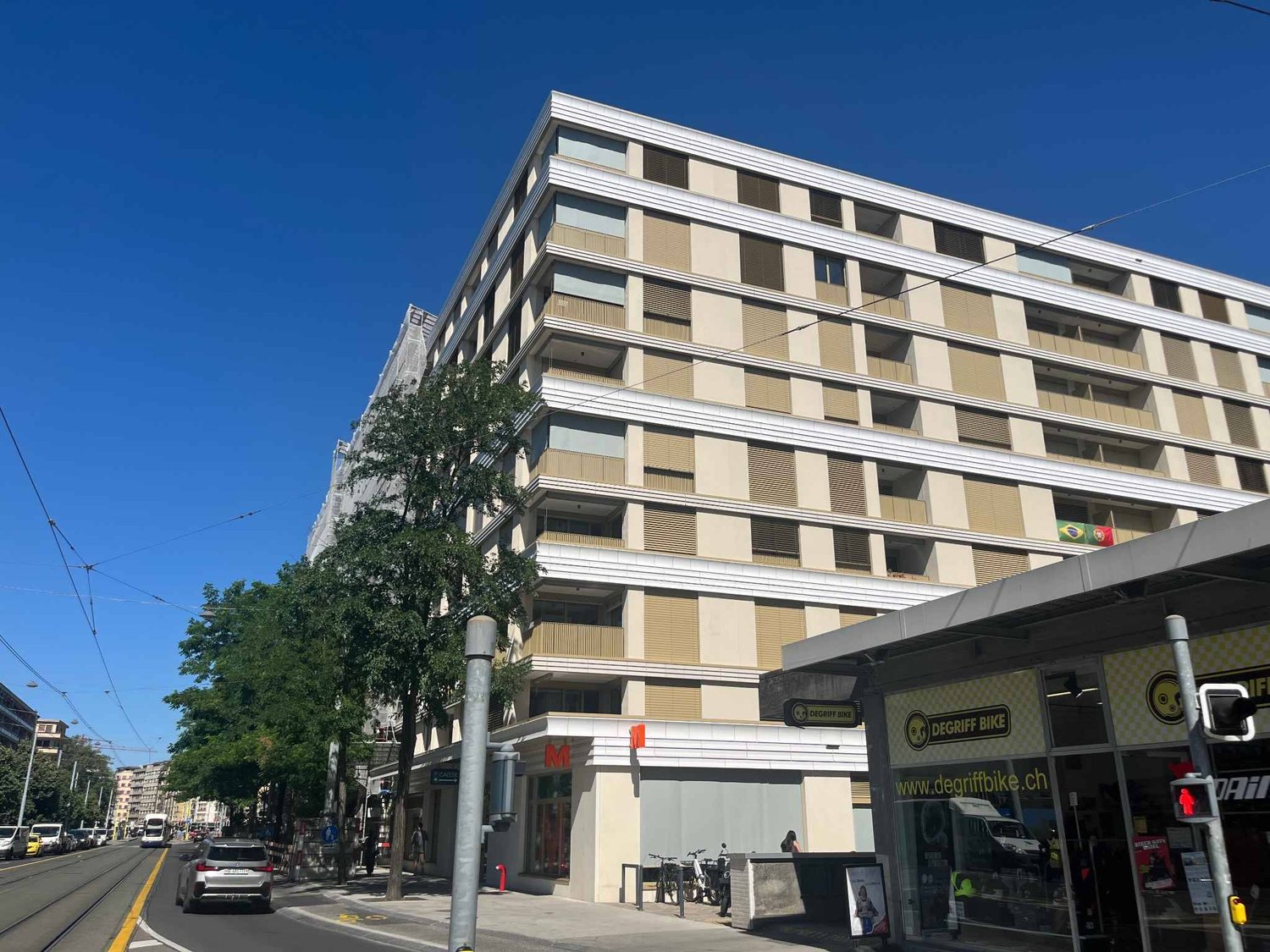 346m² arcade