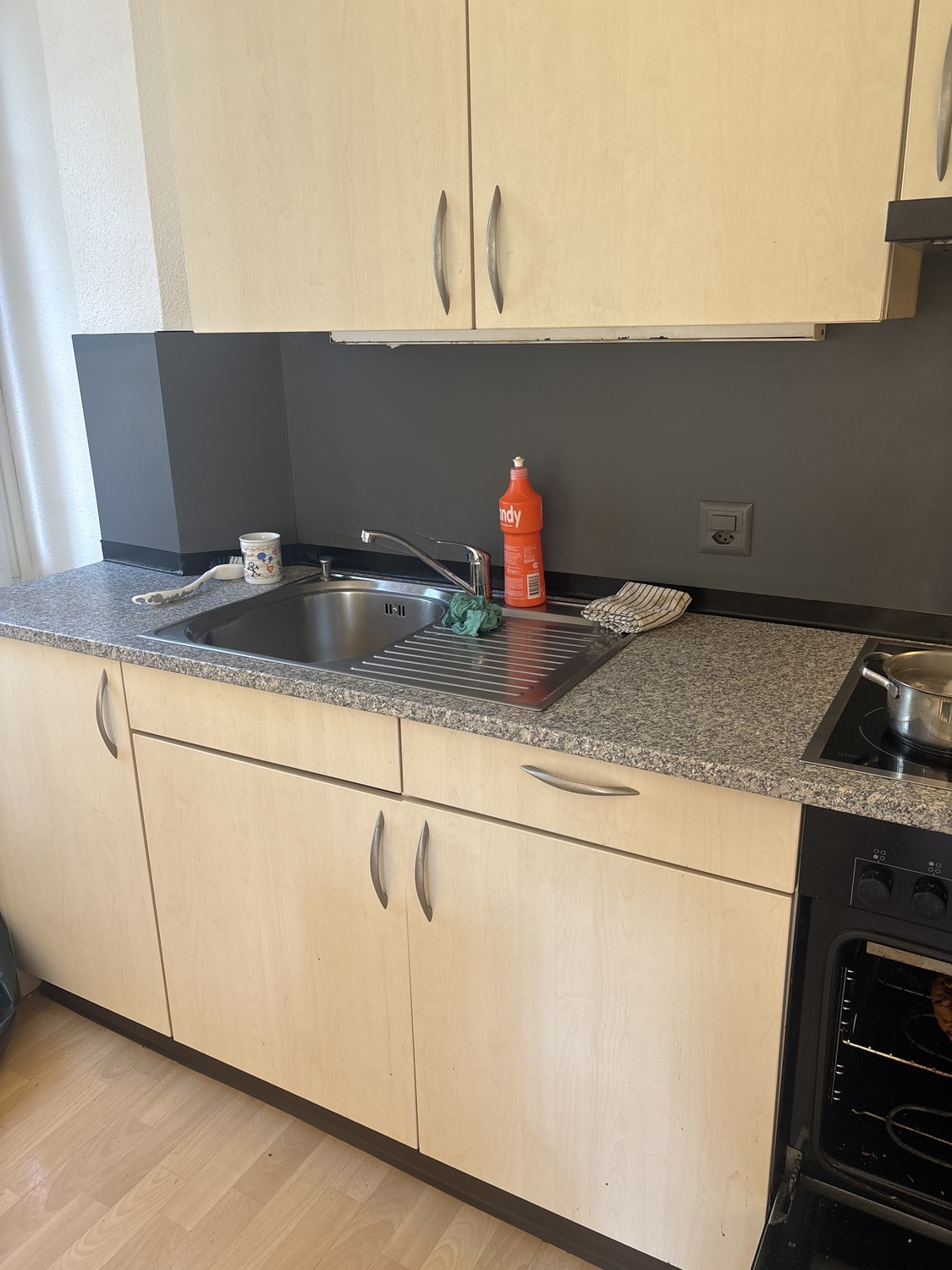 Chambre/appartement lumineux et bien entretenu. Zone calme et pratique, avec une bonne exposition et une place de parc disponible. Idéal pour une personne ou un couple. Pour plus d'informations et pour organiser une visite, contactez-moi