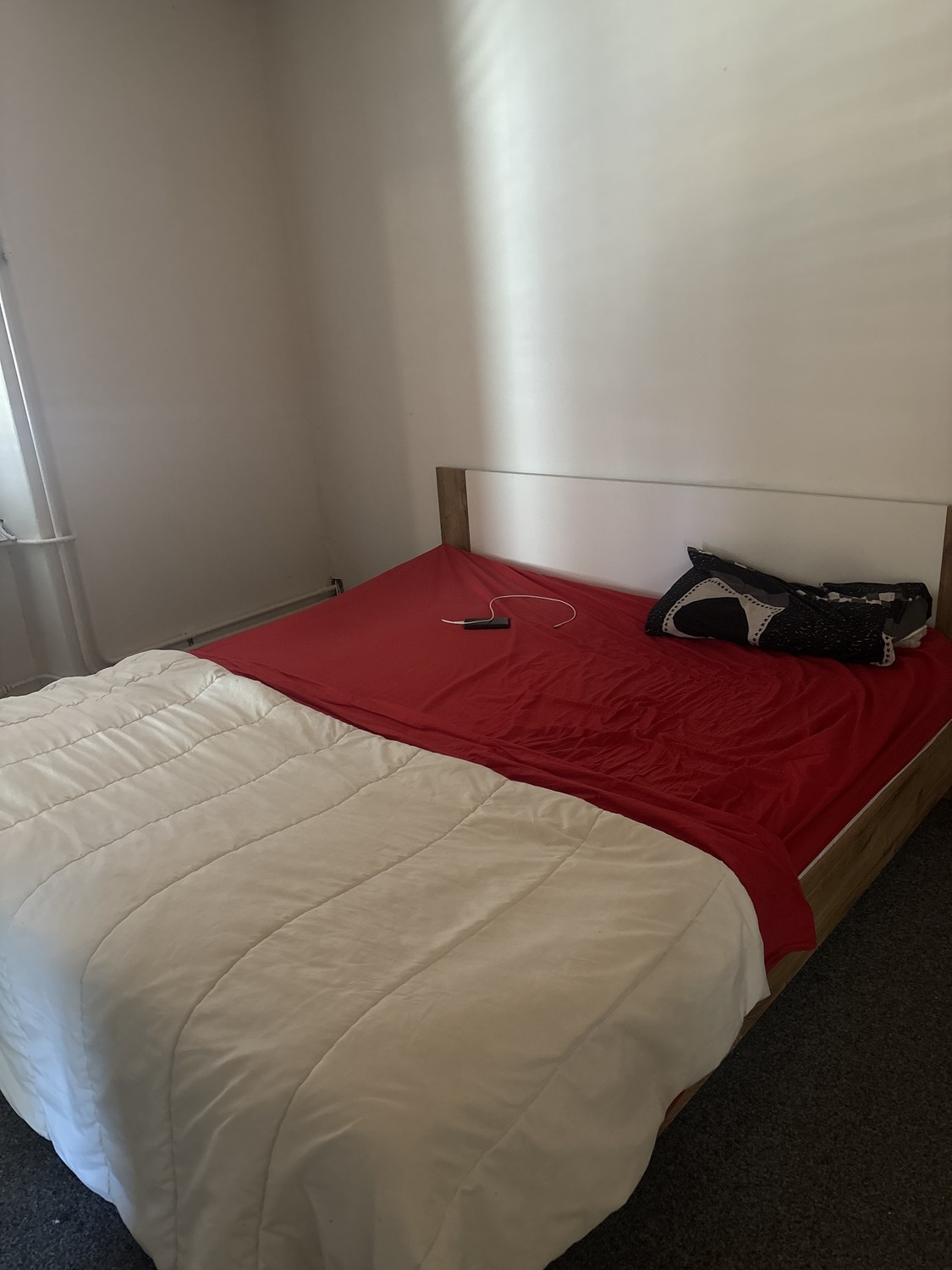 Chambre/appartement lumineux et bien entretenu. Zone calme et pratique, avec une bonne exposition et une place de parc disponible. Idéal pour une personne ou un couple. Pour plus d'informations et pour organiser une visite, contactez-moi