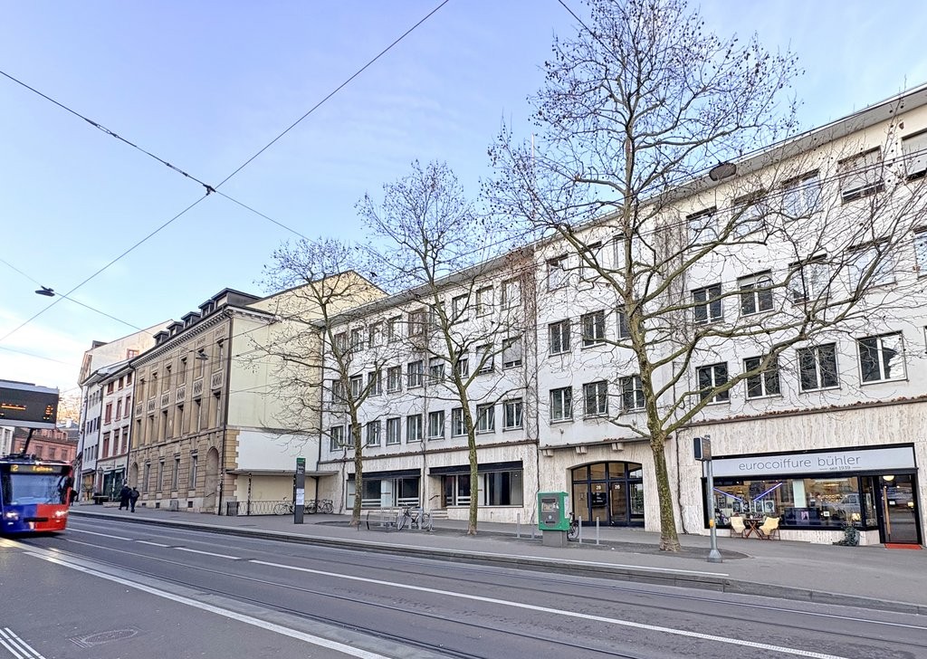 296m² shop, foto 1 di 10