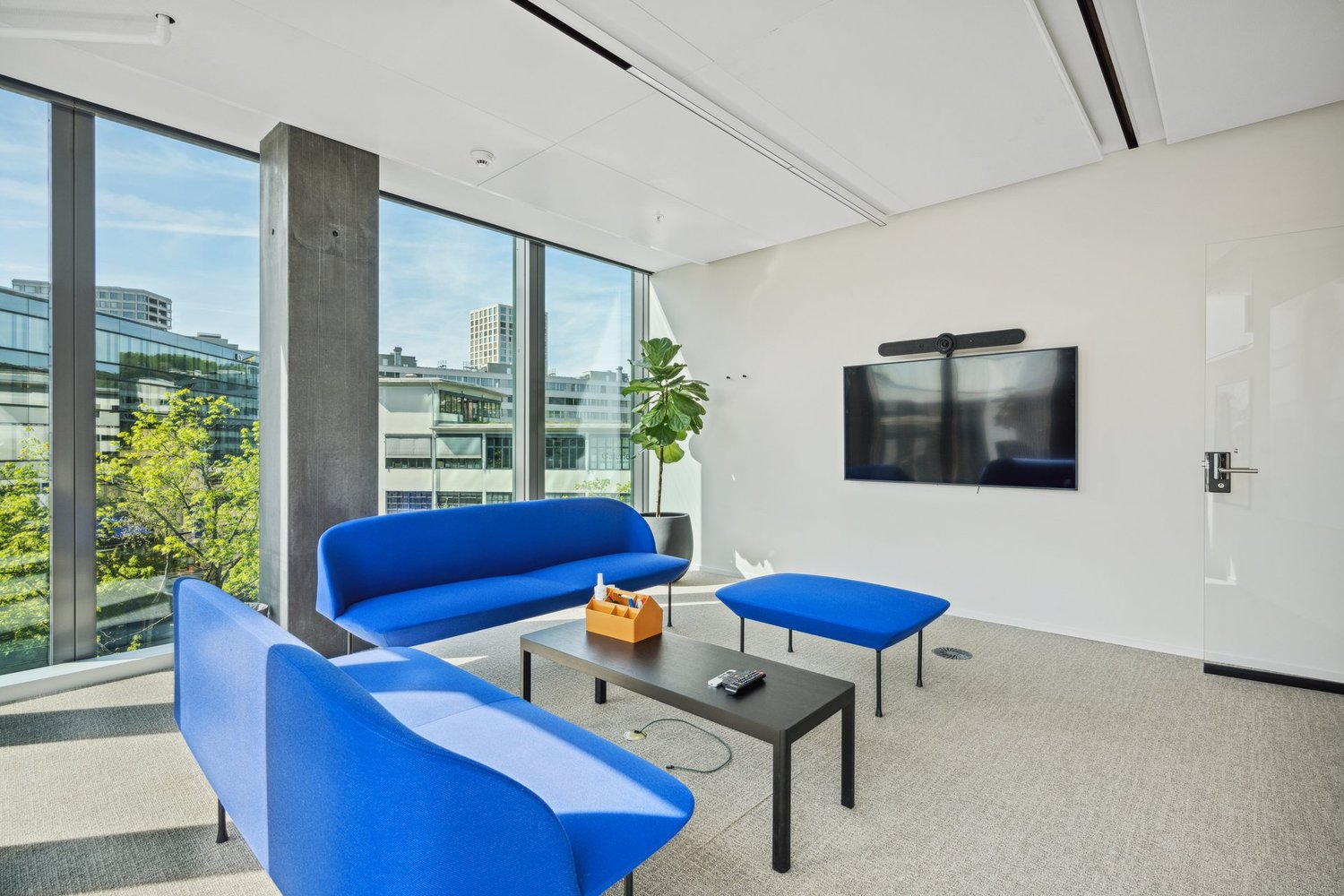 100m² office