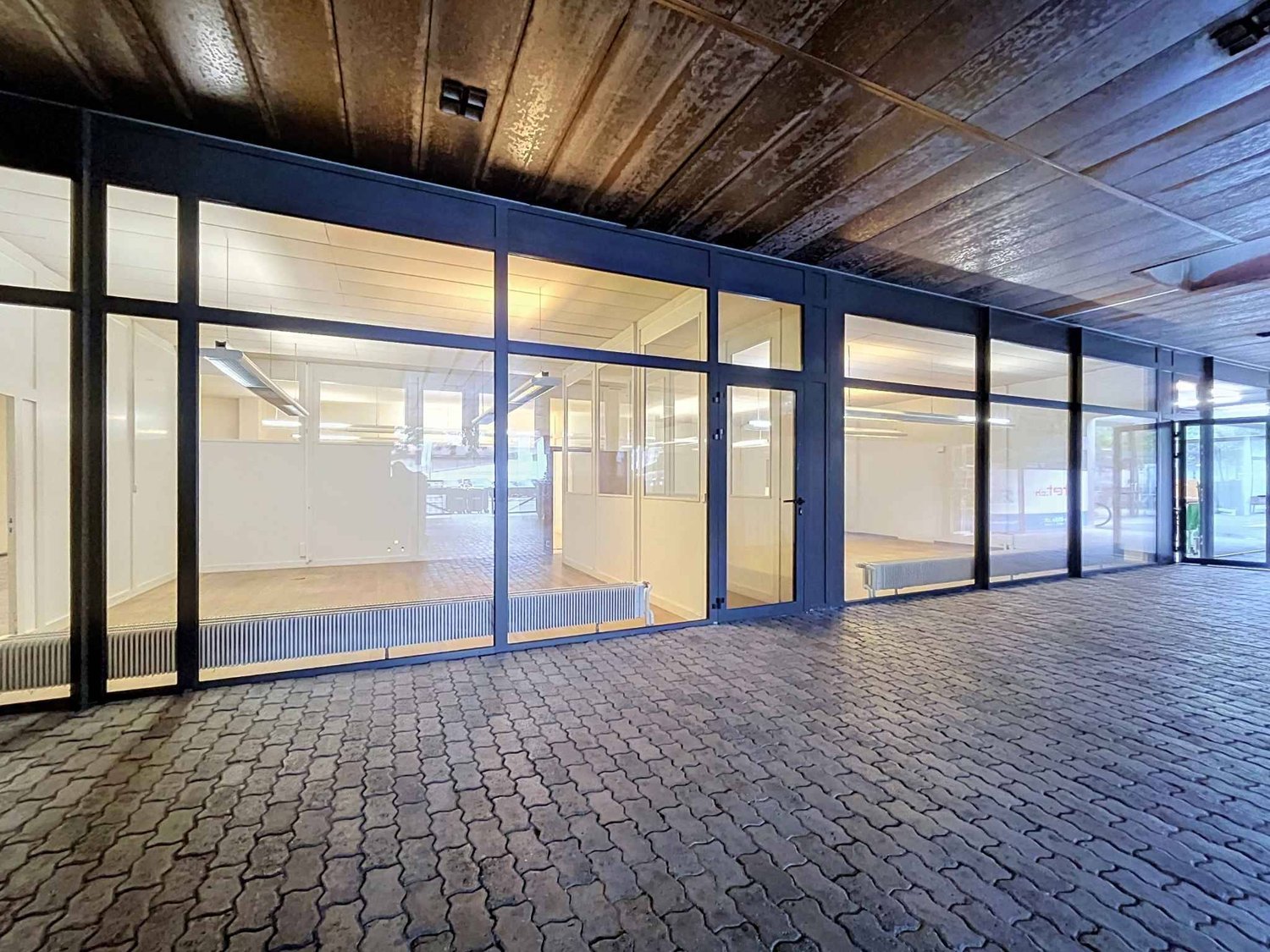 247m² office