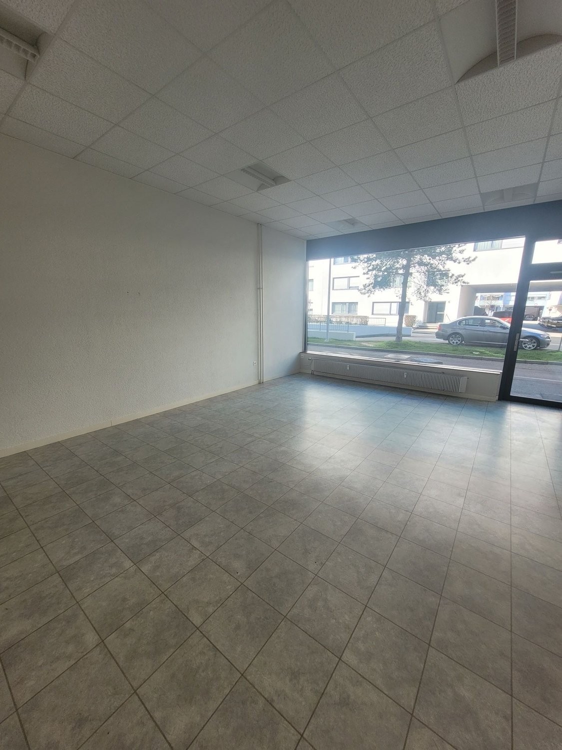 88m² negozio, foto 2 di 4