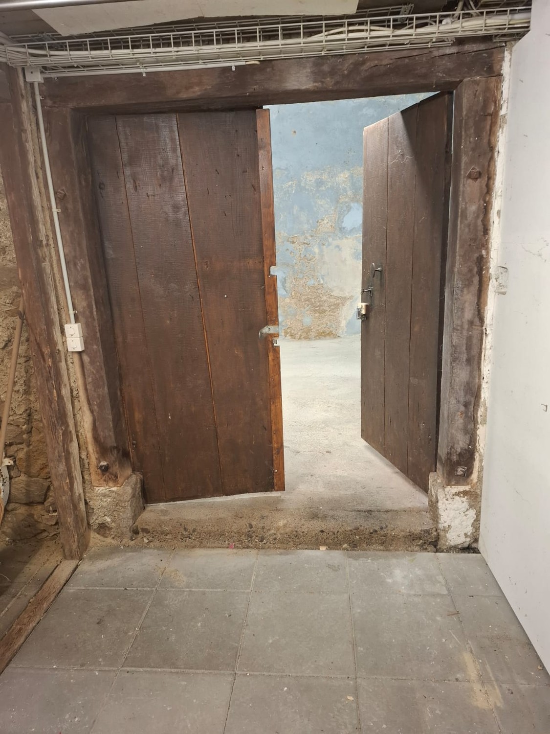 Bureau de 26m²

La cave voûtée particulière avec une hauteur sous plafond d'environ 4 m offre beaucoup d'espace sur 26 m² et de nombreuses possibilités d'utilisation.

Idéal comme :

- Atelier
- Espace de stockage
- Pièce de loisirs
- Espace de travail créatif
- Studio ou atelier de travail
L'atmosp