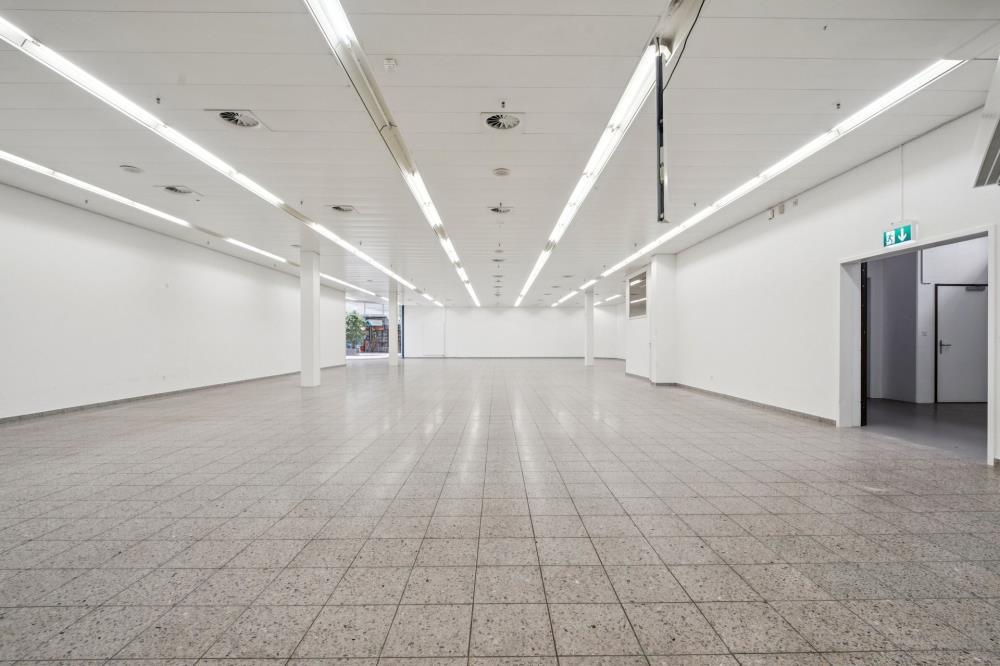 588m² negozio