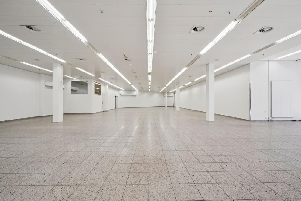588m² negozio