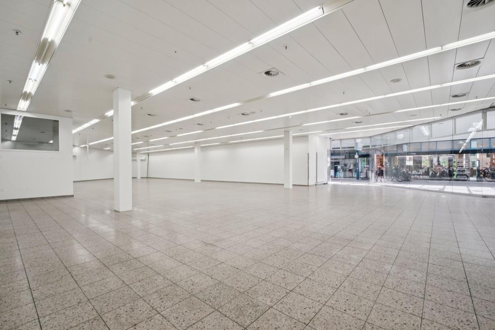 588m² negozio