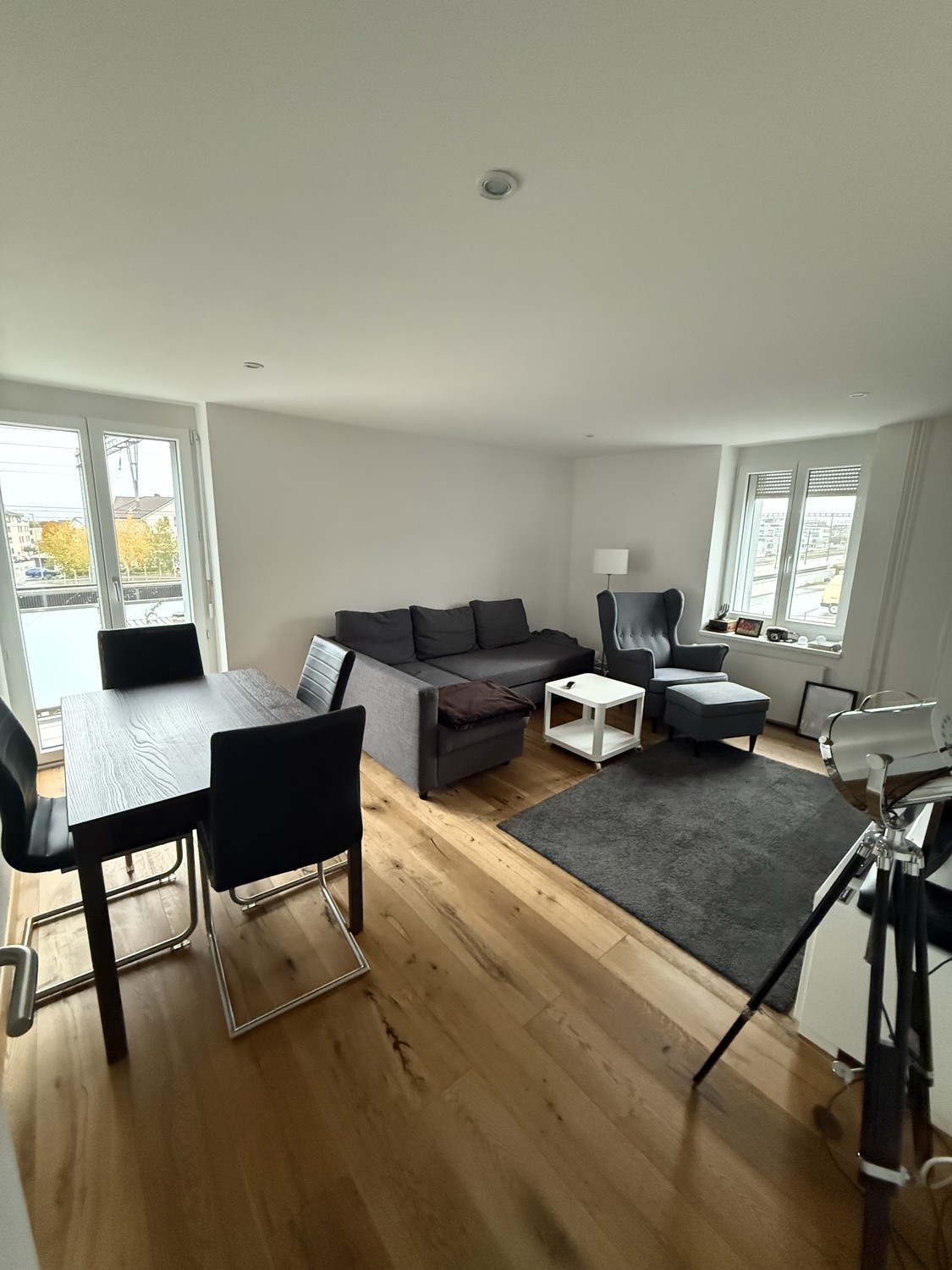 Chambre premium à Lachen - région de Zurich
Nous recherchons un couple pour une chambre et une personne seule pour la deuxième chambre dans un bel appartement de 2 pièces calme à Lachen, Canton de Schwyz, très proche de Zurich.
L'appartement offre un environnement de vie confortable et calme avec de