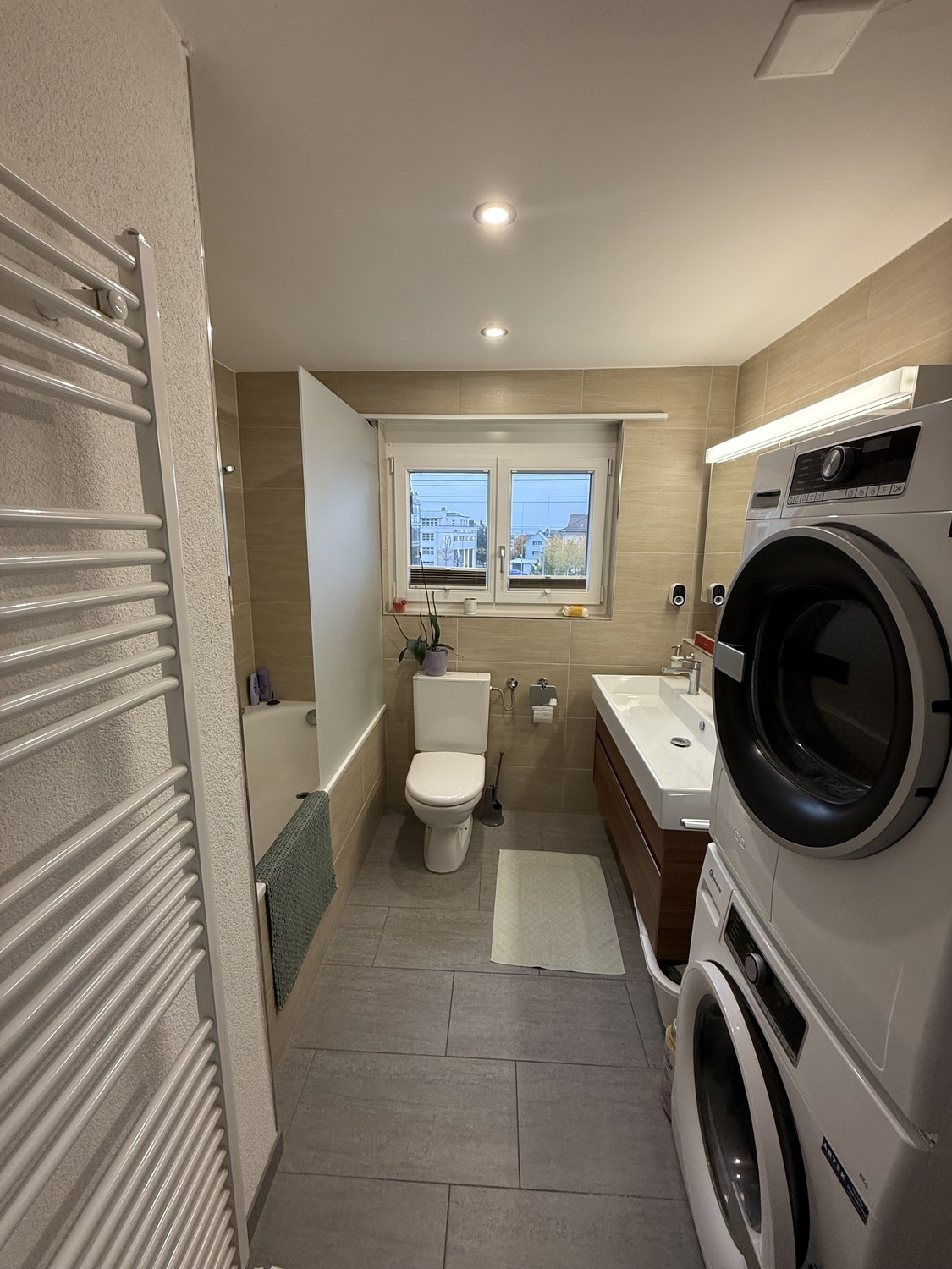 Chambre premium à Lachen - région de Zurich
Nous recherchons un couple pour une chambre et une personne seule pour la deuxième chambre dans un bel appartement de 2 pièces calme à Lachen, Canton de Schwyz, très proche de Zurich.
L'appartement offre un environnement de vie confortable et calme avec de