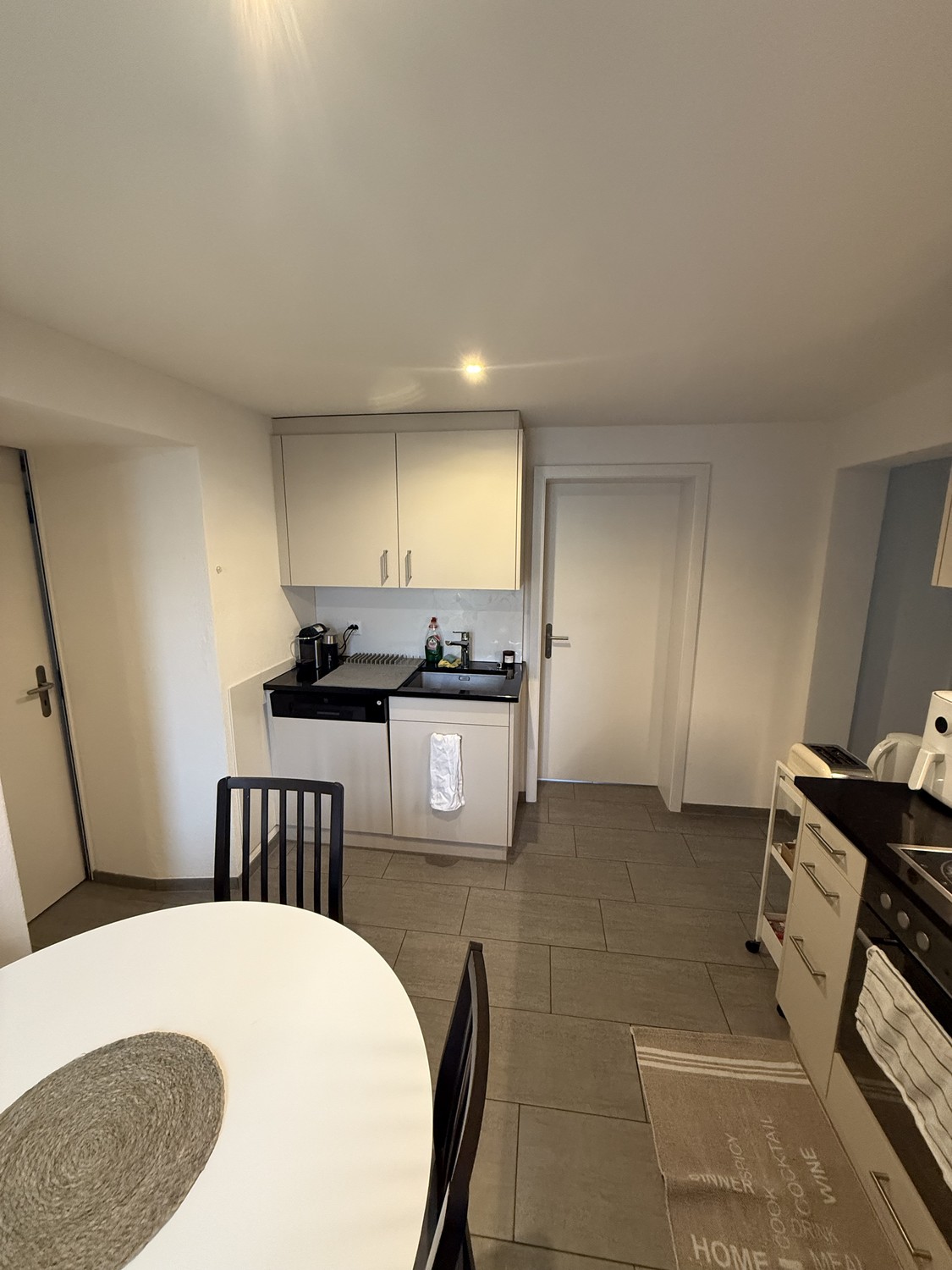 Chambre premium à Lachen - région de Zurich
Nous recherchons un couple pour une chambre et une personne seule pour la deuxième chambre dans un bel appartement de 2 pièces calme à Lachen, Canton de Schwyz, très proche de Zurich.
L'appartement offre un environnement de vie confortable et calme avec de