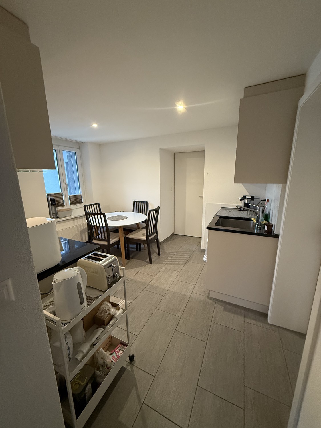 Chambre premium à Lachen - région de Zurich
Nous recherchons un couple pour une chambre et une personne seule pour la deuxième chambre dans un bel appartement de 2 pièces calme à Lachen, Canton de Schwyz, très proche de Zurich.
L'appartement offre un environnement de vie confortable et calme avec de