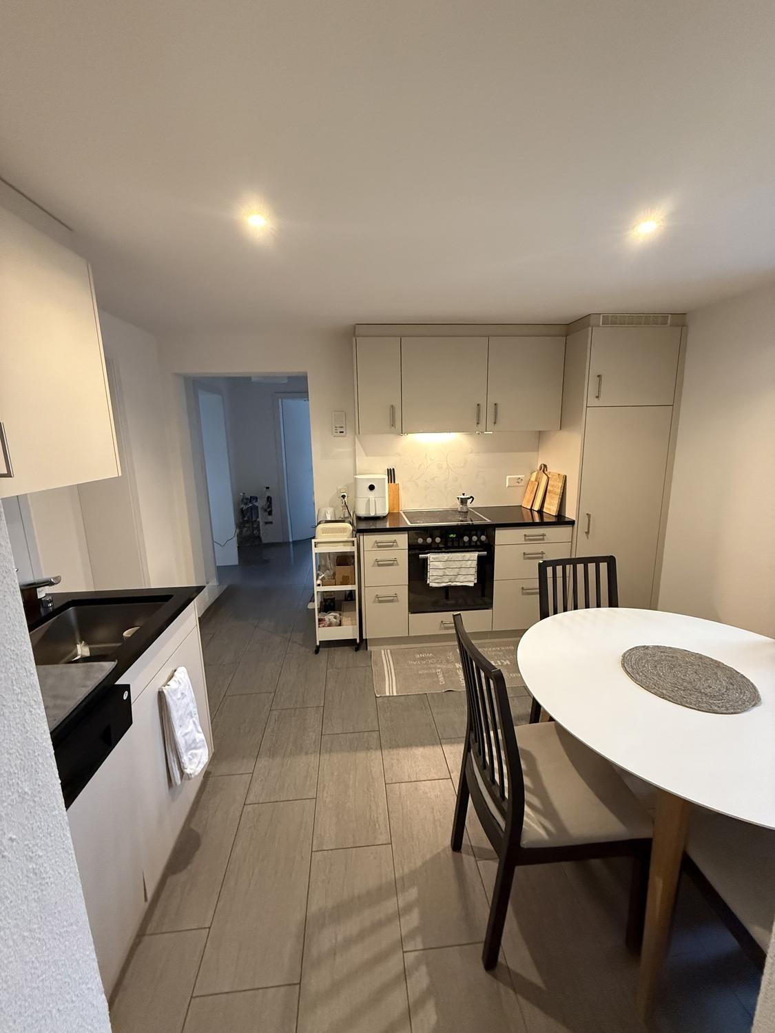 Chambre premium à Lachen - région de Zurich
Nous recherchons un couple pour une chambre et une personne seule pour la deuxième chambre dans un bel appartement de 2 pièces calme à Lachen, Canton de Schwyz, très proche de Zurich.
L'appartement offre un environnement de vie confortable et calme avec de