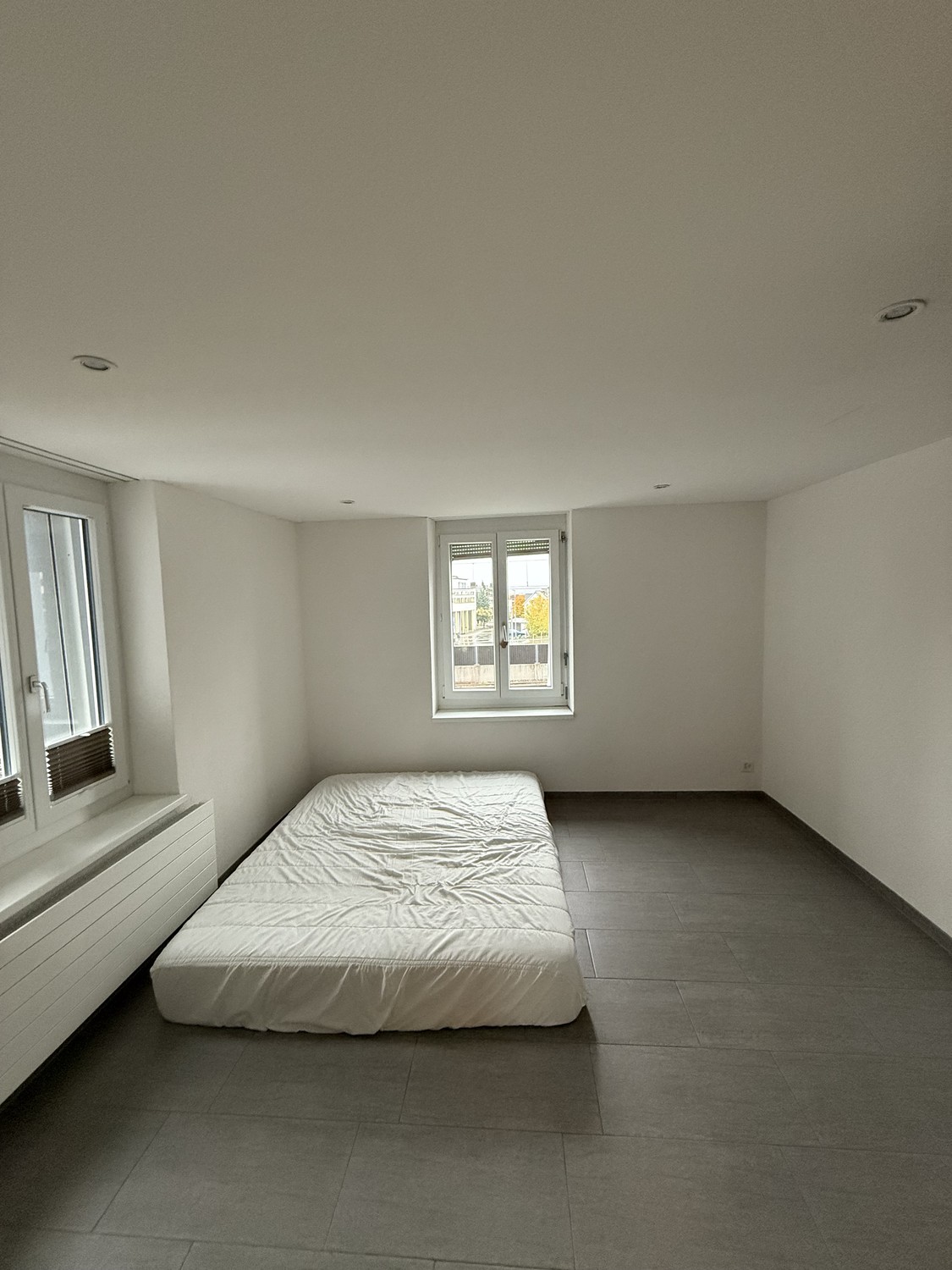 Chambre premium à Lachen - région de Zurich
Nous recherchons un couple pour une chambre et une personne seule pour la deuxième chambre dans un bel appartement de 2 pièces calme à Lachen, Canton de Schwyz, très proche de Zurich.
L'appartement offre un environnement de vie confortable et calme avec de