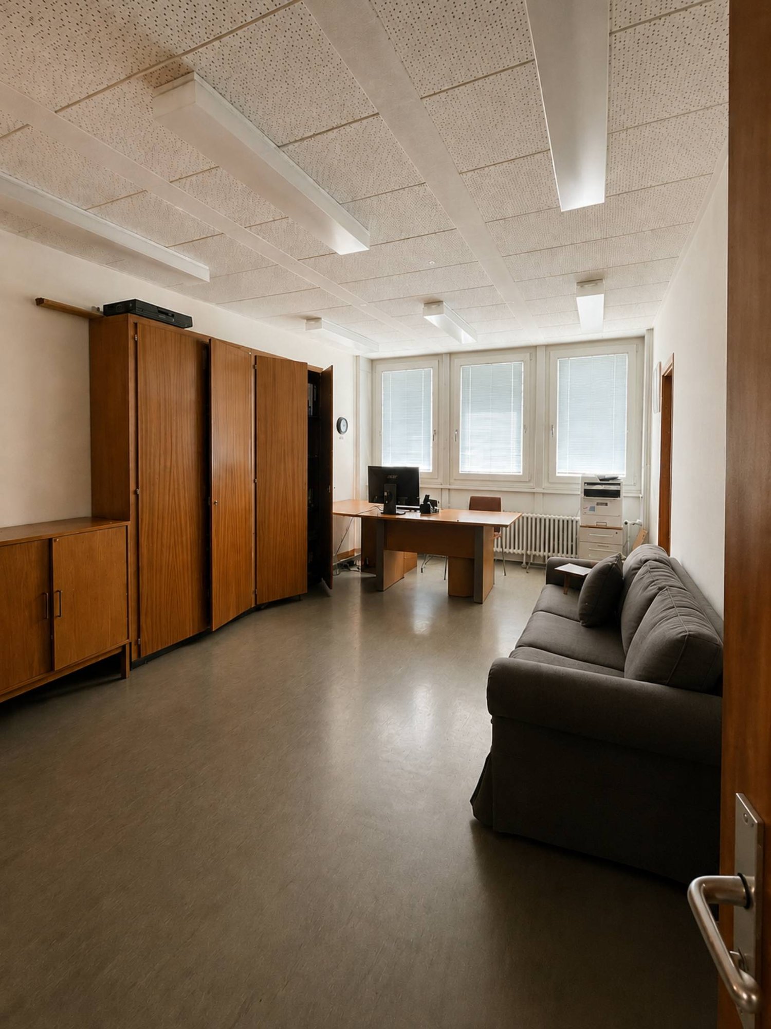 239m² office