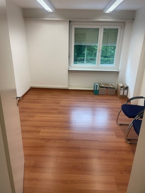 Ufficio

Presso i nostri accoglienti spazi d'ufficio di un consolidato studio fiduciario a Zürich-Affoltern, affittiamo una stanza per ufficio non arredata.

La stanza è ideale per lavoratori autonomi, società di consulenza o piccole imprese di servizi che apprezzano un ambiente di lavoro piacevole.