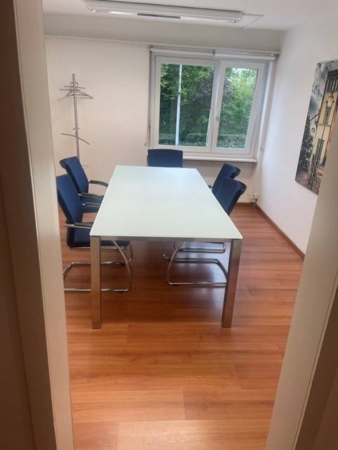 Ufficio

Presso i nostri accoglienti spazi d'ufficio di un consolidato studio fiduciario a Zürich-Affoltern, affittiamo una stanza per ufficio non arredata.

La stanza è ideale per lavoratori autonomi, società di consulenza o piccole imprese di servizi che apprezzano un ambiente di lavoro piacevole.