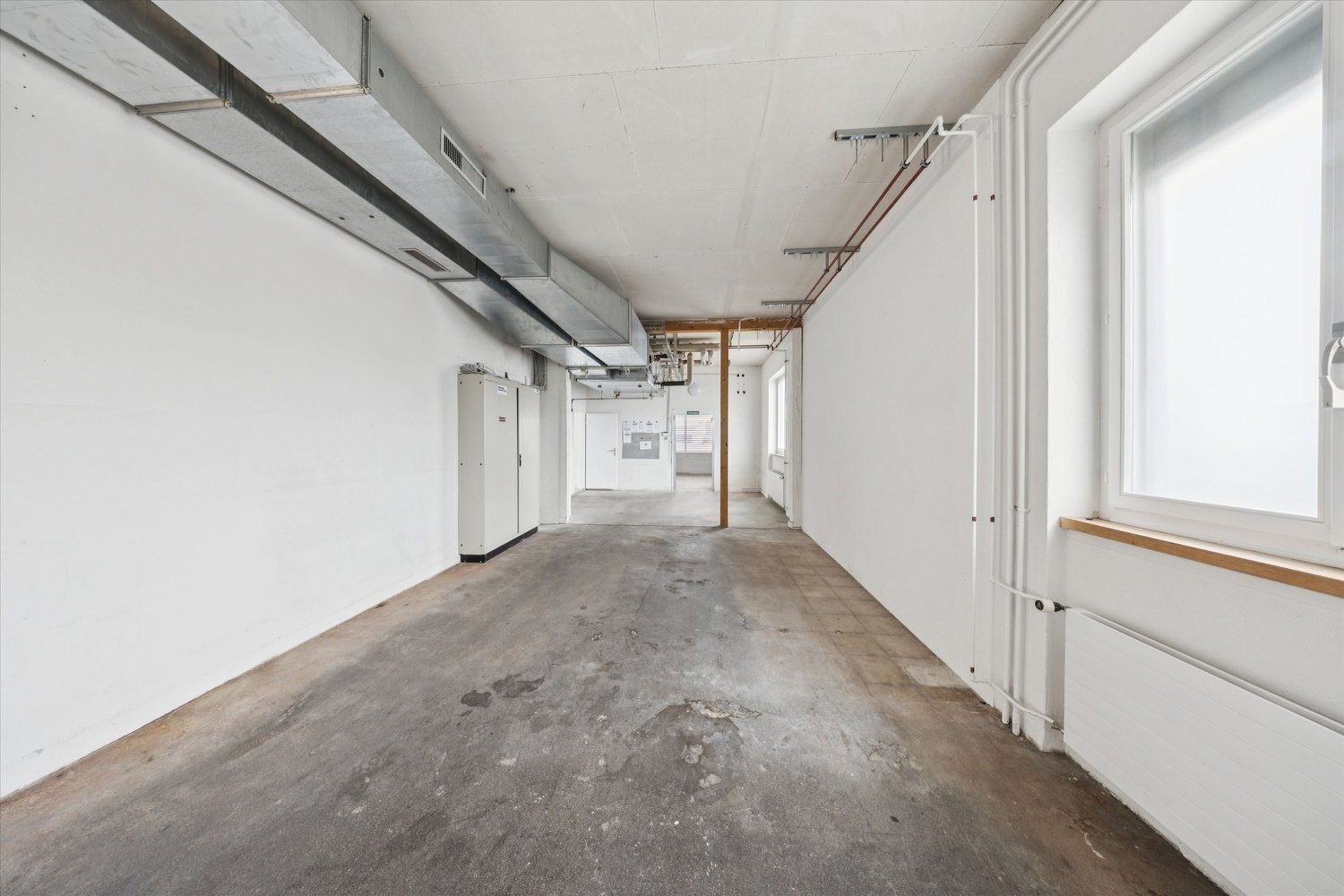 247m² shop
