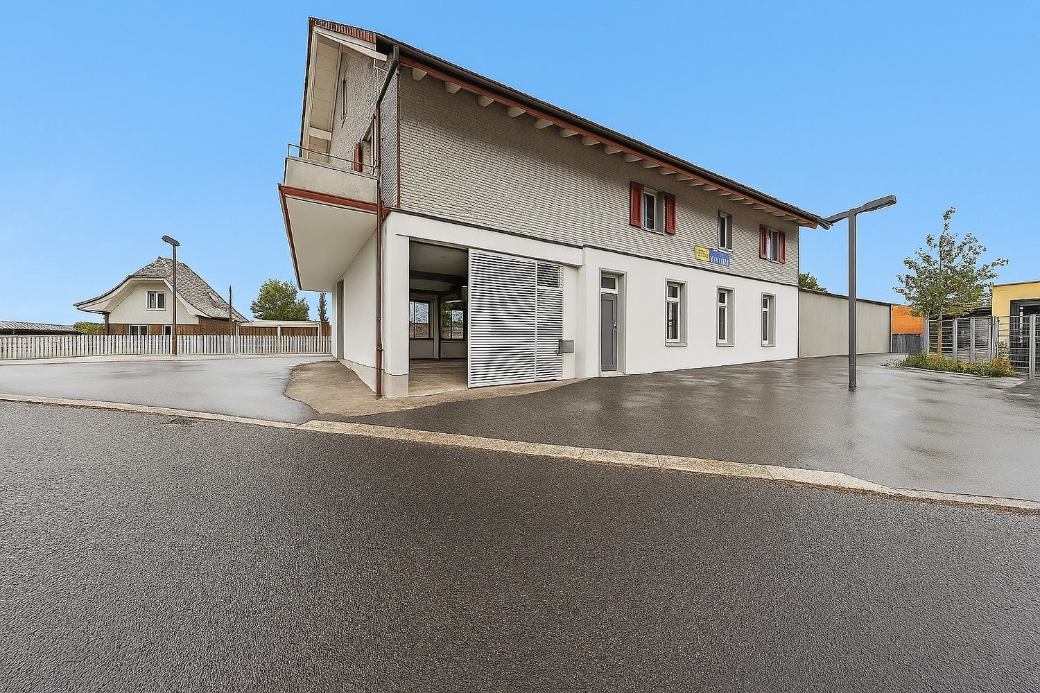 247m² shop