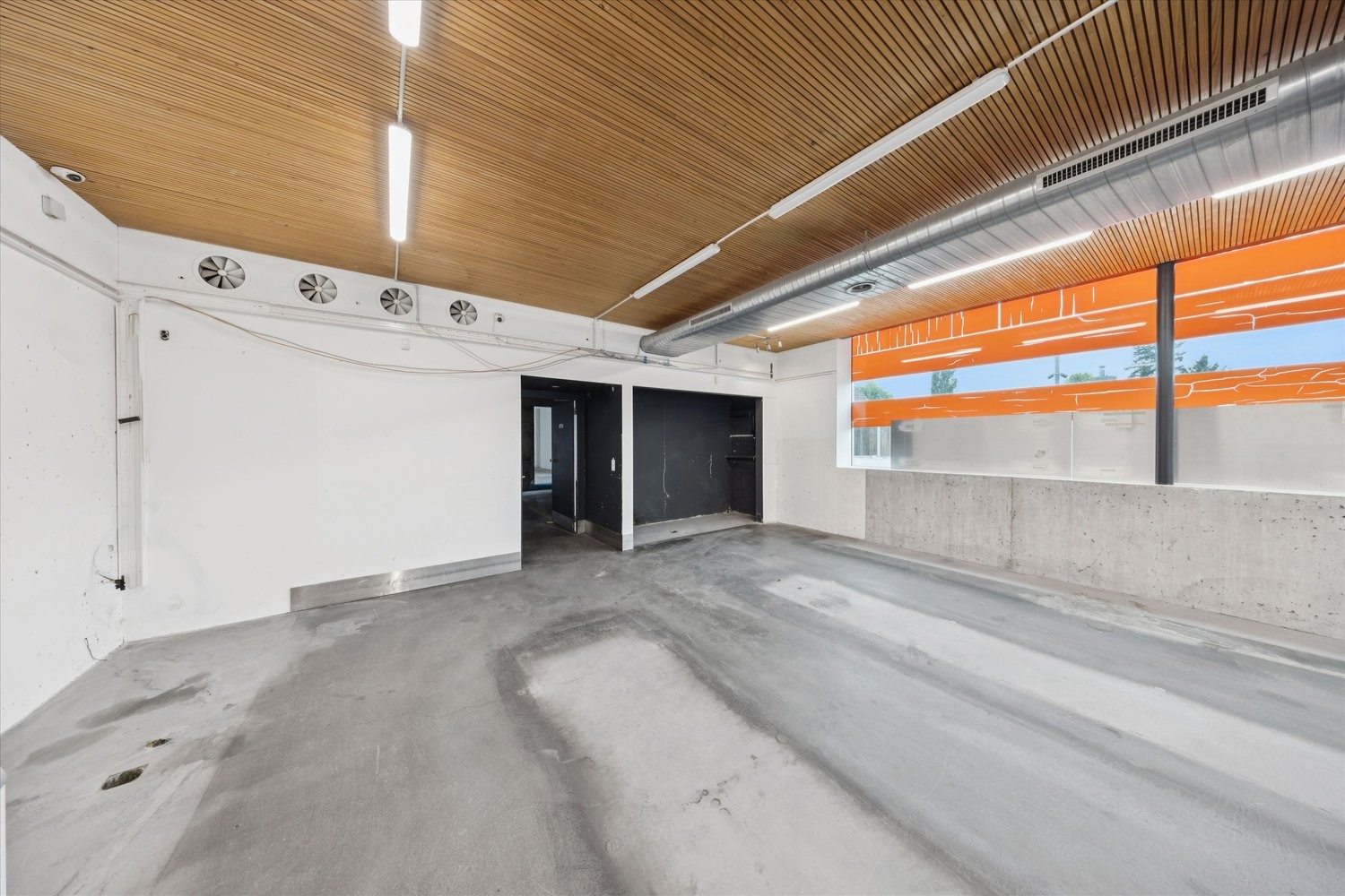 247m² shop