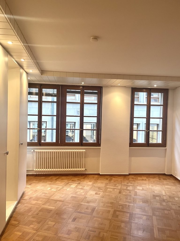 Appartamento di 3 locali
La rue de La Cité è una strada pedonale situata nelle vie basse dell'ipercentro di Genève.
L'appartamento che vi proponiamo si trova al 3° piano di un edificio di charme e di carattere con cortile interno e ascensore.
Si compone come segue:
Atrio d'ingresso, una cucina c, foto 9 di 9