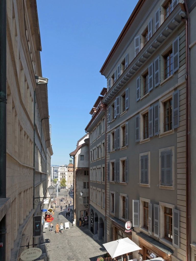 Appartamento di 3 locali
La rue de La Cité è una strada pedonale situata nelle vie basse dell'ipercentro di Genève.
L'appartamento che vi proponiamo si trova al 3° piano di un edificio di charme e di carattere con cortile interno e ascensore.
Si compone come segue:
Atrio d'ingresso, una cucina c, foto 1 di 9