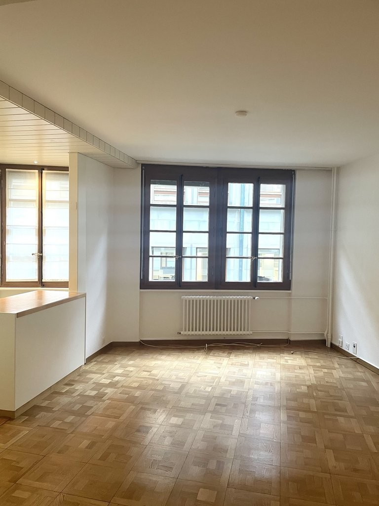 Appartamento di 3 locali
La rue de La Cité è una strada pedonale situata nelle vie basse dell'ipercentro di Genève.
L'appartamento che vi proponiamo si trova al 3° piano di un edificio di charme e di carattere con cortile interno e ascensore.
Si compone come segue:
Atrio d'ingresso, una cucina c, foto 7 di 9