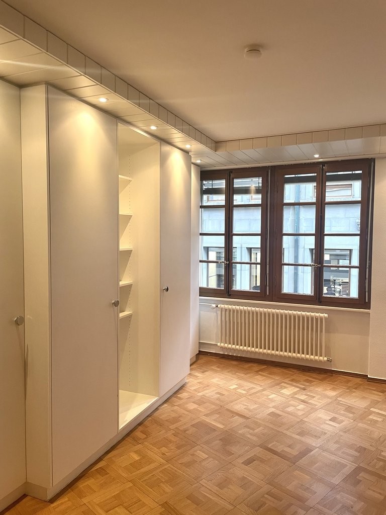 Appartamento di 3 locali
La rue de La Cité è una strada pedonale situata nelle vie basse dell'ipercentro di Genève.
L'appartamento che vi proponiamo si trova al 3° piano di un edificio di charme e di carattere con cortile interno e ascensore.
Si compone come segue:
Atrio d'ingresso, una cucina c, foto 6 di 9