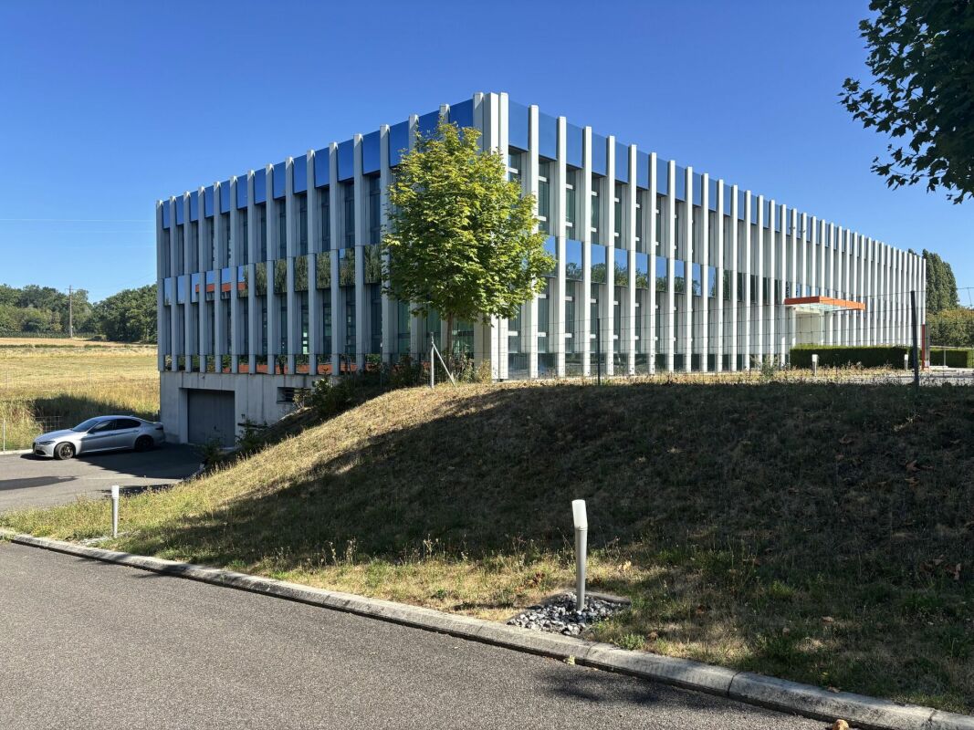 2600m² office