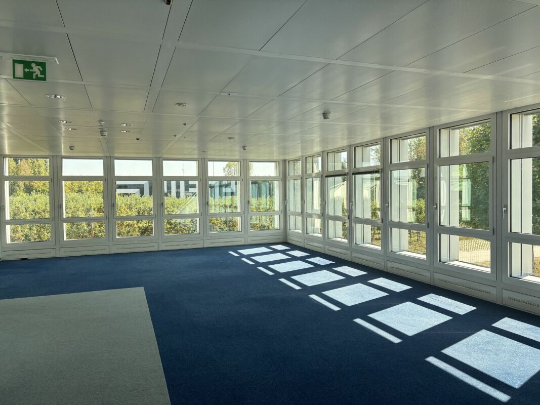 2600m² office