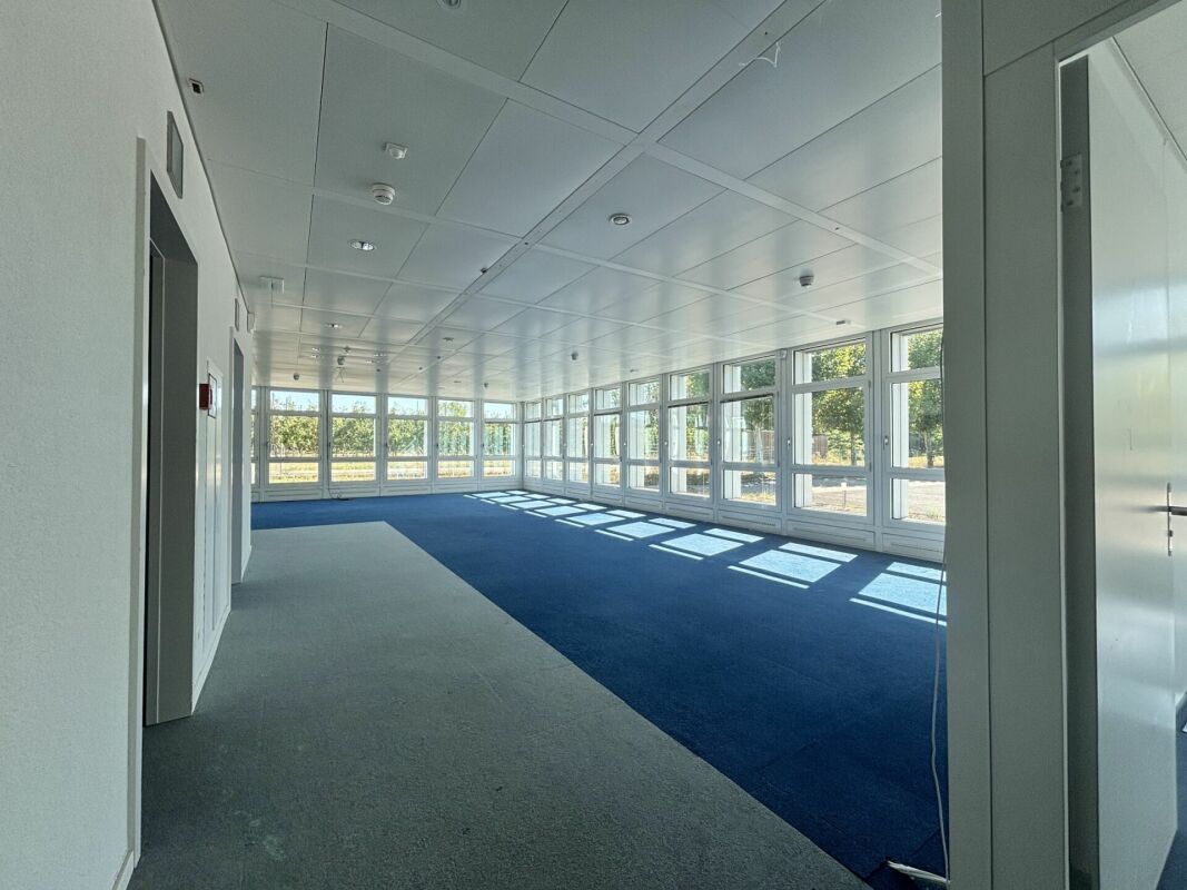 2600m² office