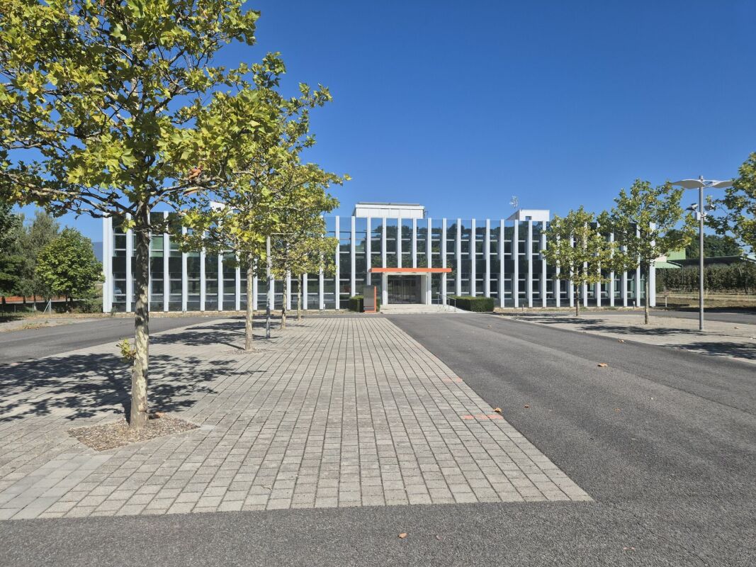2600m² office
