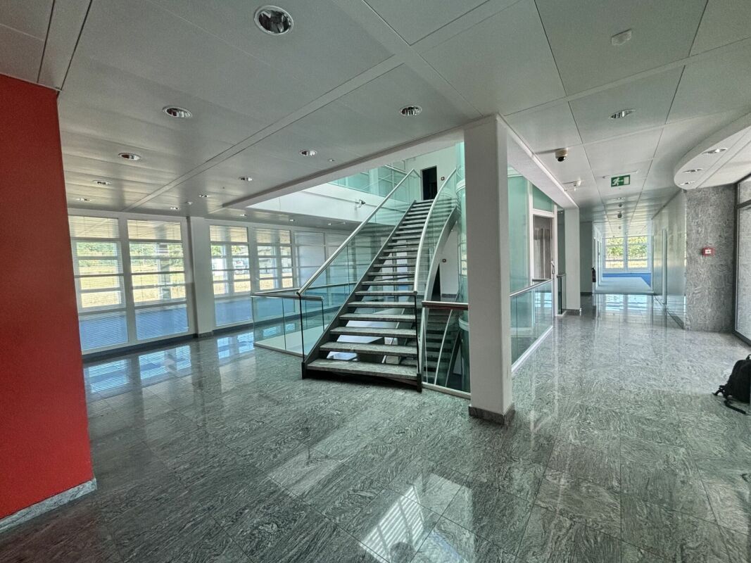 2600m² office