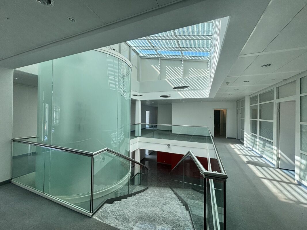 2600m² office