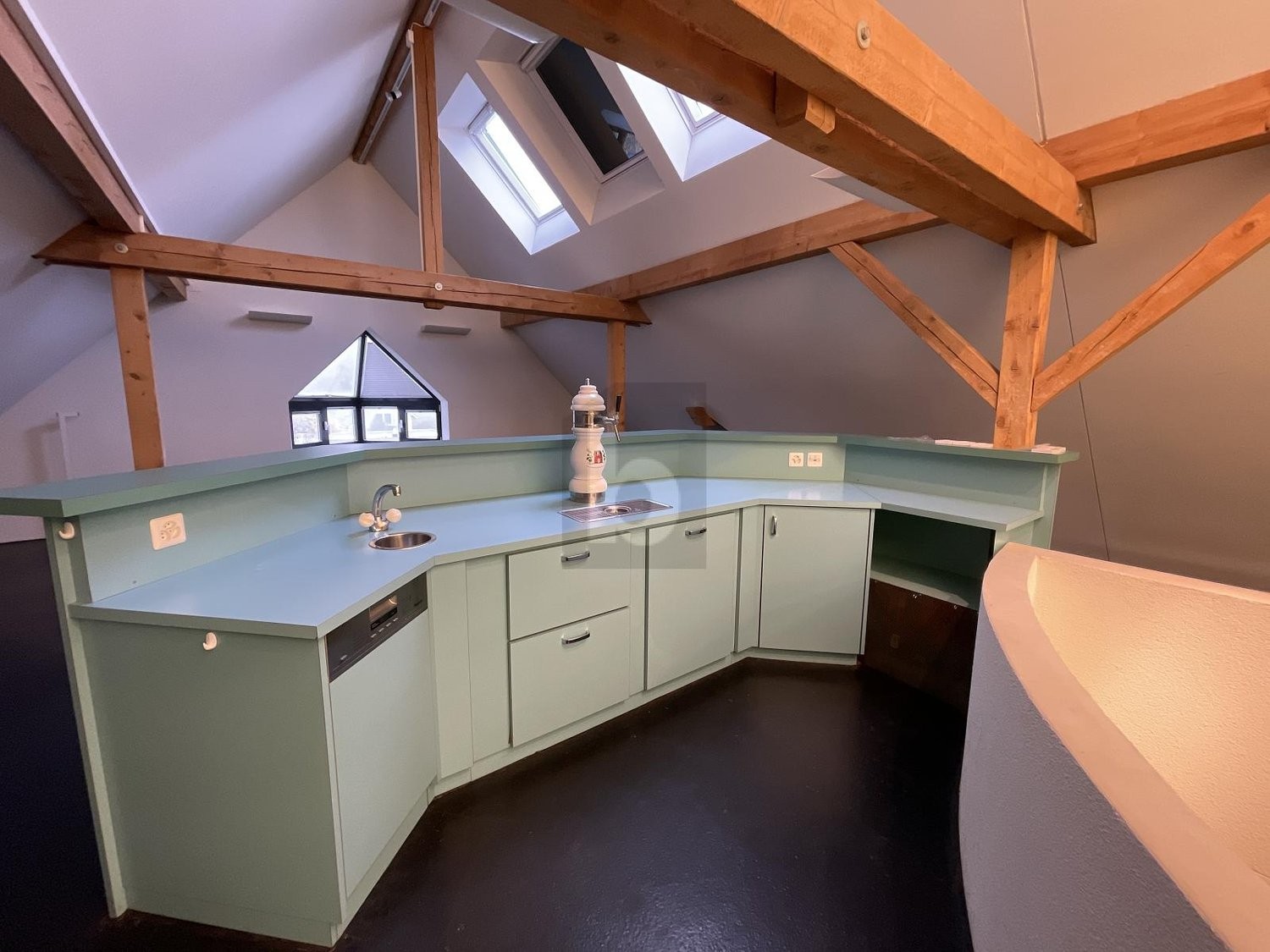 256m² office