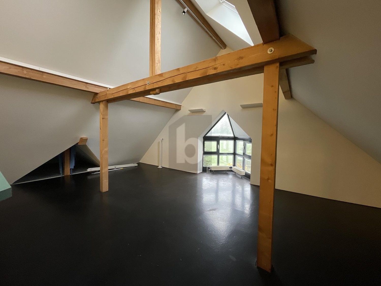 256m² office
