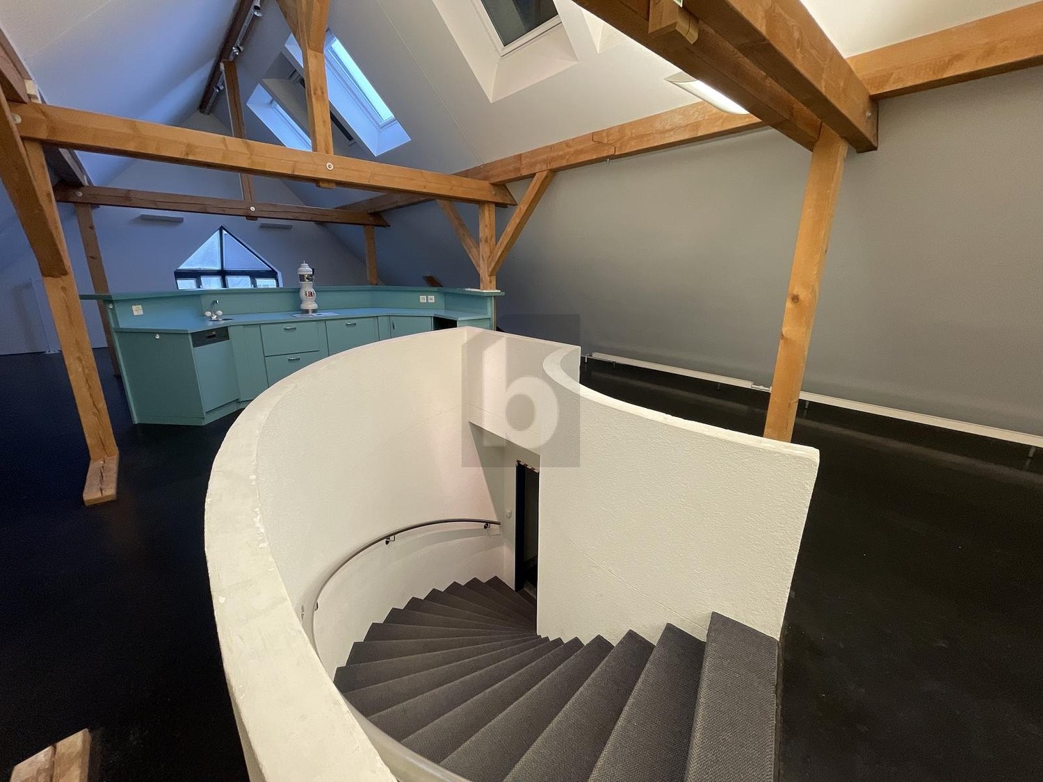 256m² office