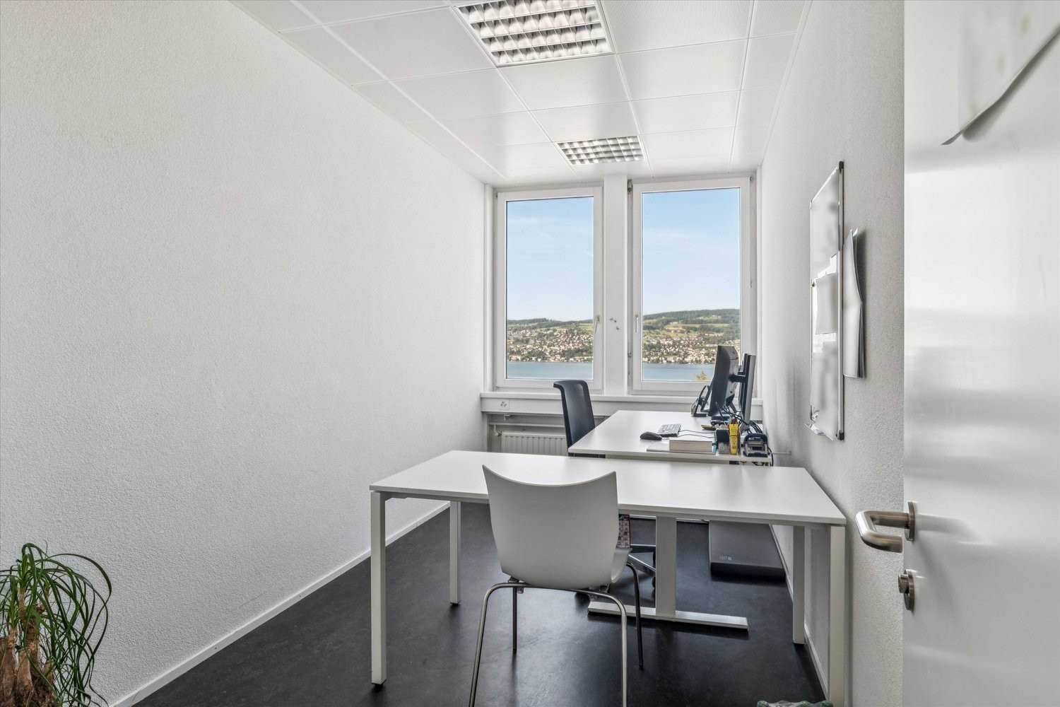 373m² office