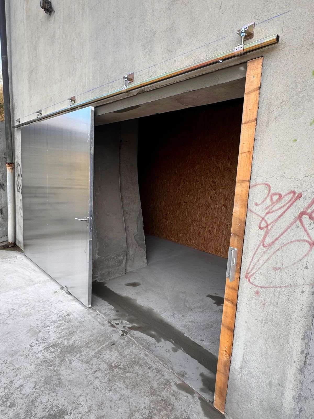 185m² storage room
