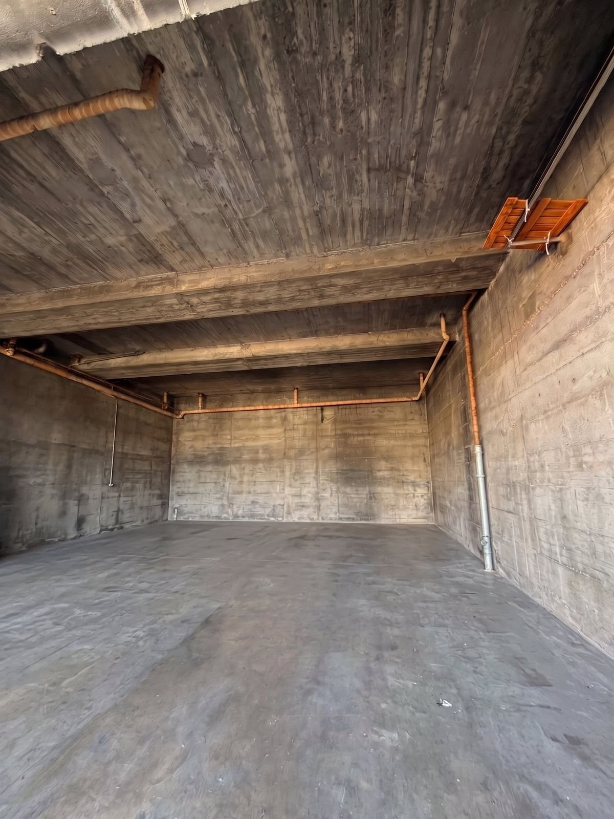 185m² storage room