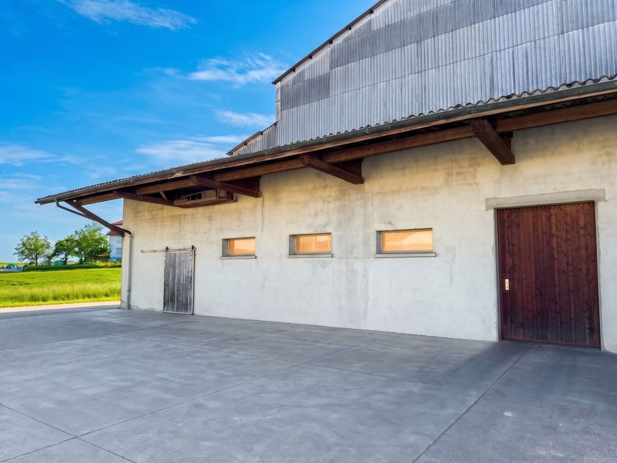 185m² storage room