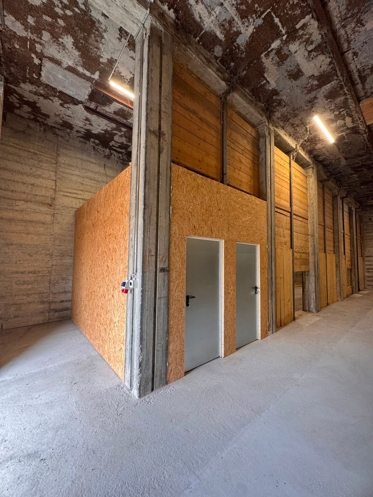 185m² storage room