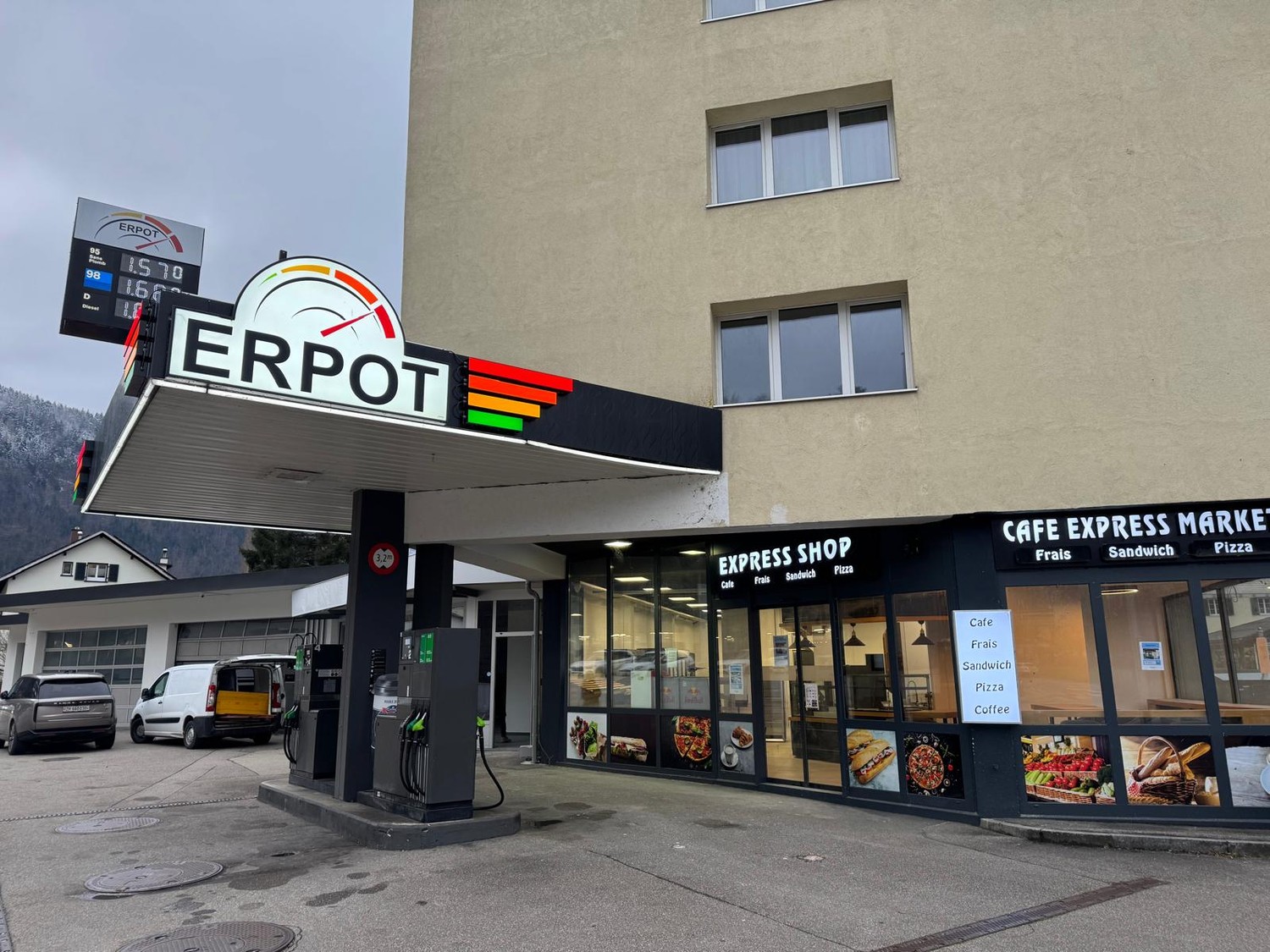 193m² shop