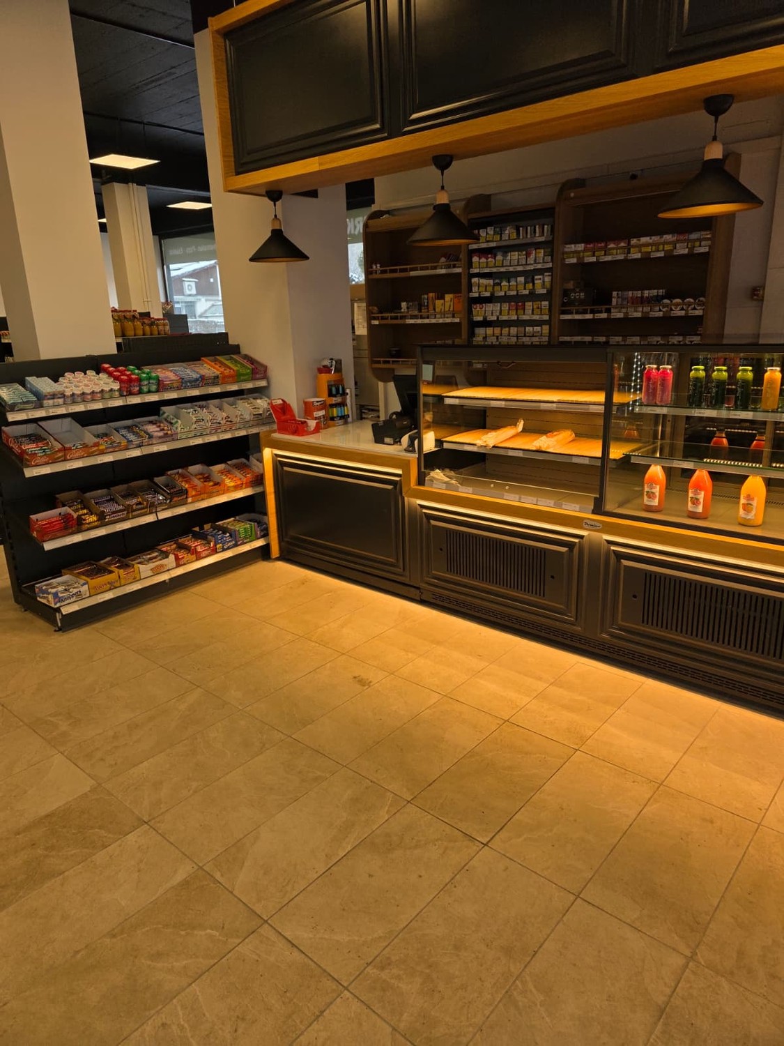 193m² shop