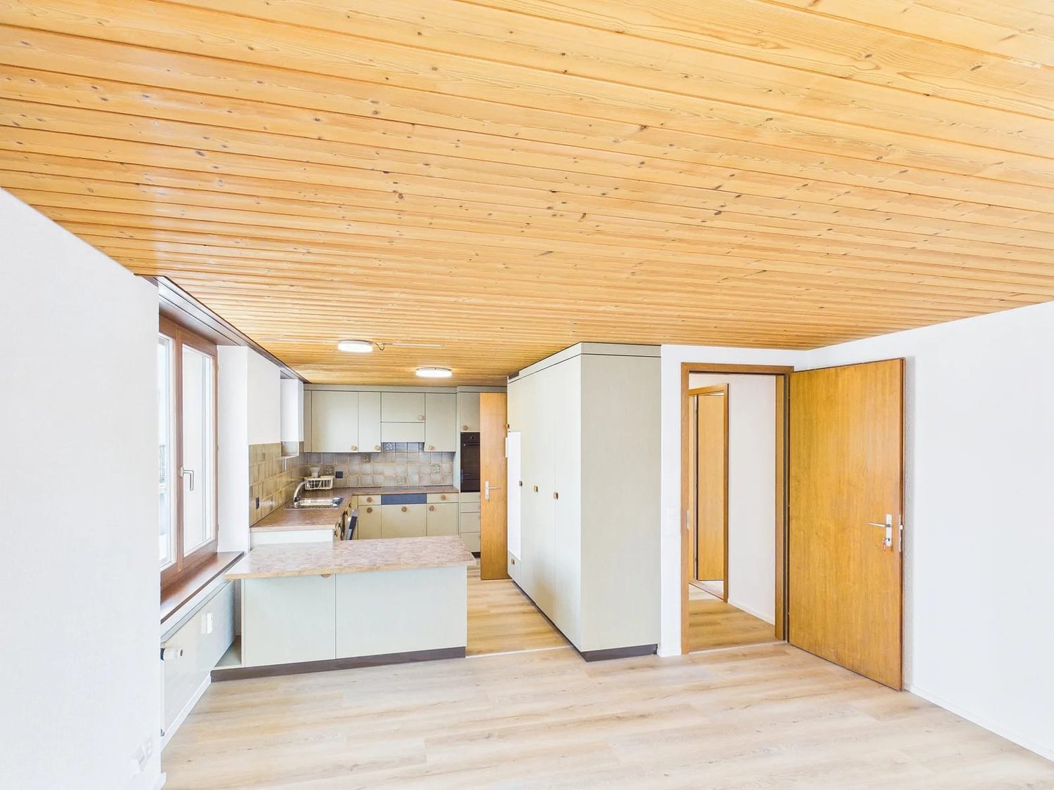 Appartamento di 4 ½ locali

Chi cerca un appartamento spazioso di 4.5 locali in una posizione eccellente rispetto ai mezzi di trasporto pubblici, troverà in Rössligasse 2 a 4450 Sissach un appartamento curato al 2° piano con 1 bagno. La situazione abitativa è completata dal balcone, una colonna lava, foto 2 di 10