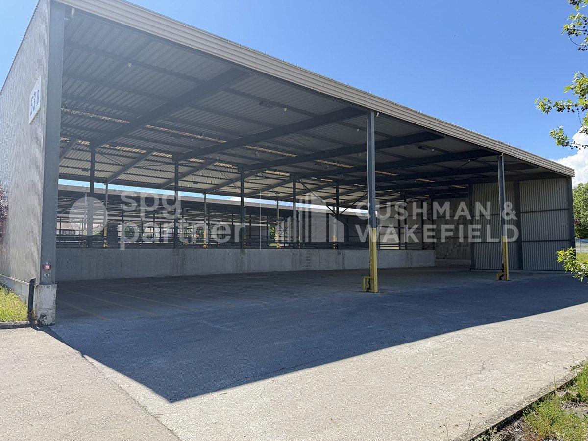1000m² commercial

Covered storage halls of 12'000 m², divisible from 1'000 m², ready for your project!

Between Genève and Lausanne, St-Prex benefits from a strategic positioning in the heart of the Arc lémanique.

The site consists of three covered storage halls, designed exclusively for industria