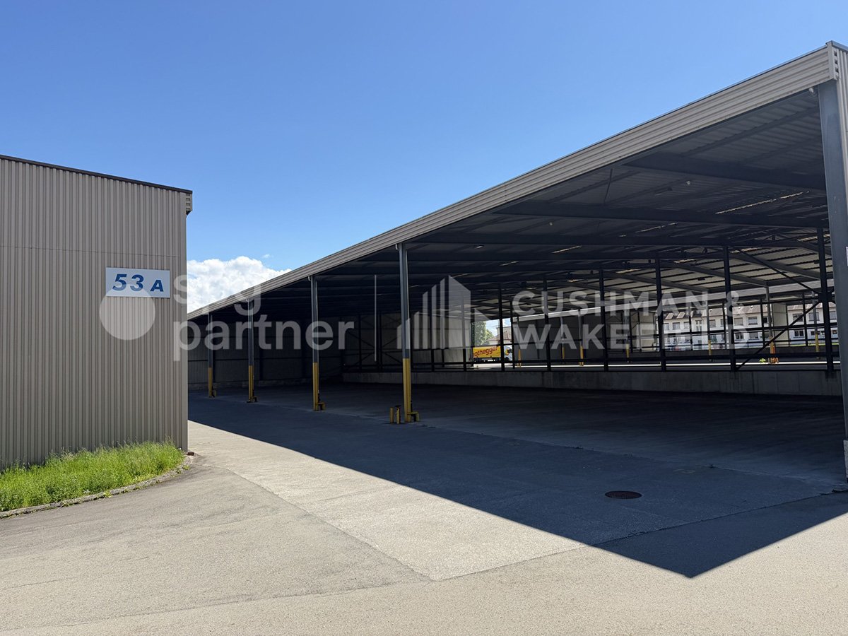 1000m² commercial

Covered storage halls of 12'000 m², divisible from 1'000 m², ready for your project!

Between Genève and Lausanne, St-Prex benefits from a strategic positioning in the heart of the Arc lémanique.

The site consists of three covered storage halls, designed exclusively for industria