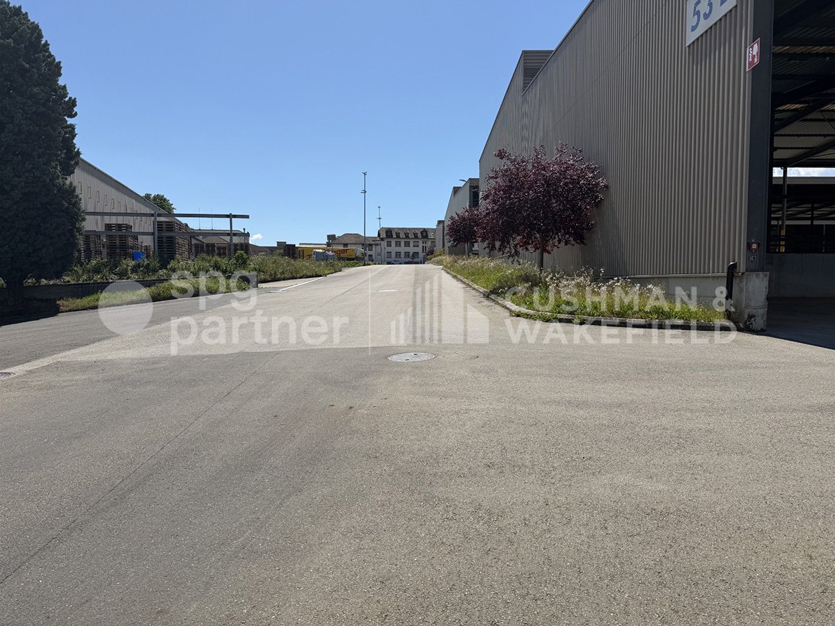1000m² commercial

Covered storage halls of 12'000 m², divisible from 1'000 m², ready for your project!

Between Genève and Lausanne, St-Prex benefits from a strategic positioning in the heart of the Arc lémanique.

The site consists of three covered storage halls, designed exclusively for industria
