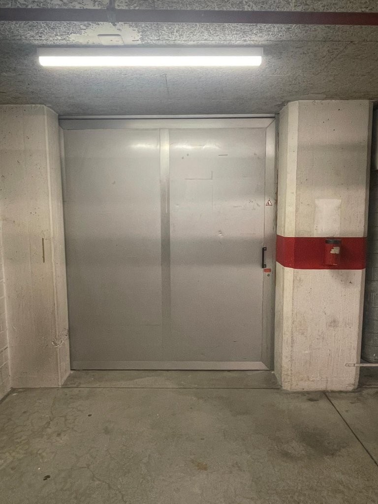 100m² storage room