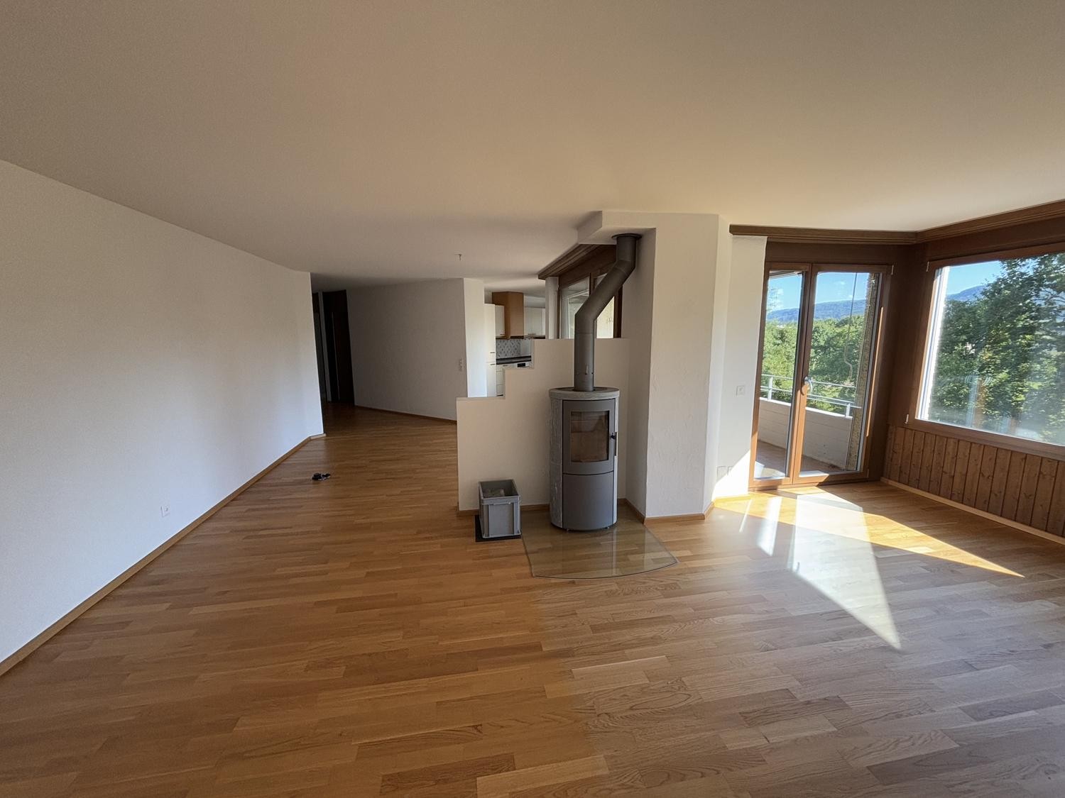 Appartamento di 3 ½ locali

Cercasi subentrante per un spazioso appartamento di 3.5 locali. Questo si distingue per la sua vista e l'arredamento accogliente. Dal 1 dicembre 2026.

- Cucina luminosa con molto spazio di stivaggio, elettrodomestici di alta qualità e pavimento in piastrelle facile da pu, foto 1 di 10